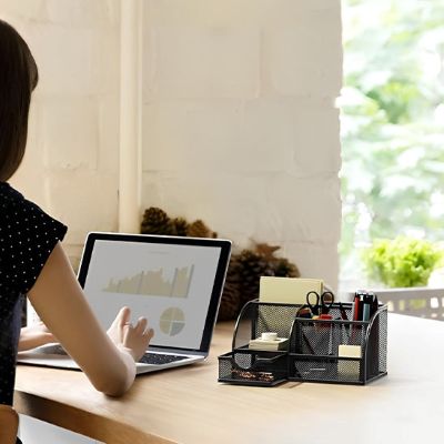Femme teletravail avec organisateur de bureau