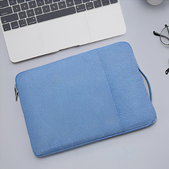 Housse ordinateur portable bleue tendance et hydrofuge sur un bureau pour une protection 360 degrés.