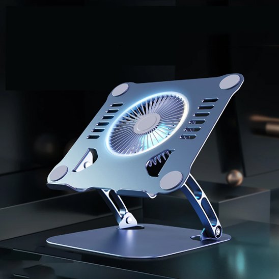 Refroidisseur PC et Mac en aluminium gris sidéral mat sur table, avec patins en silicone antidérapants.