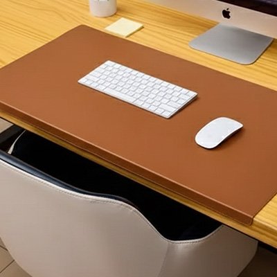 Sous main pour bureau marron en cuir PU texturé pour setup de bureau minimaliste