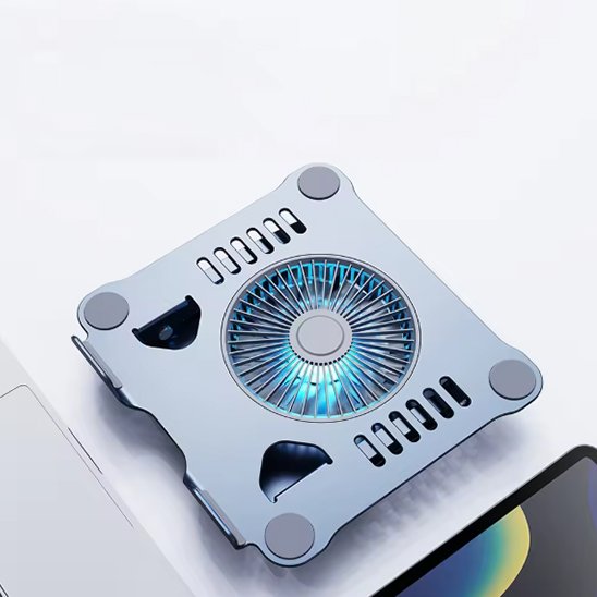Support ordinateur argent mat plié à plat sur une table, illustrant son format compact ultra-portable